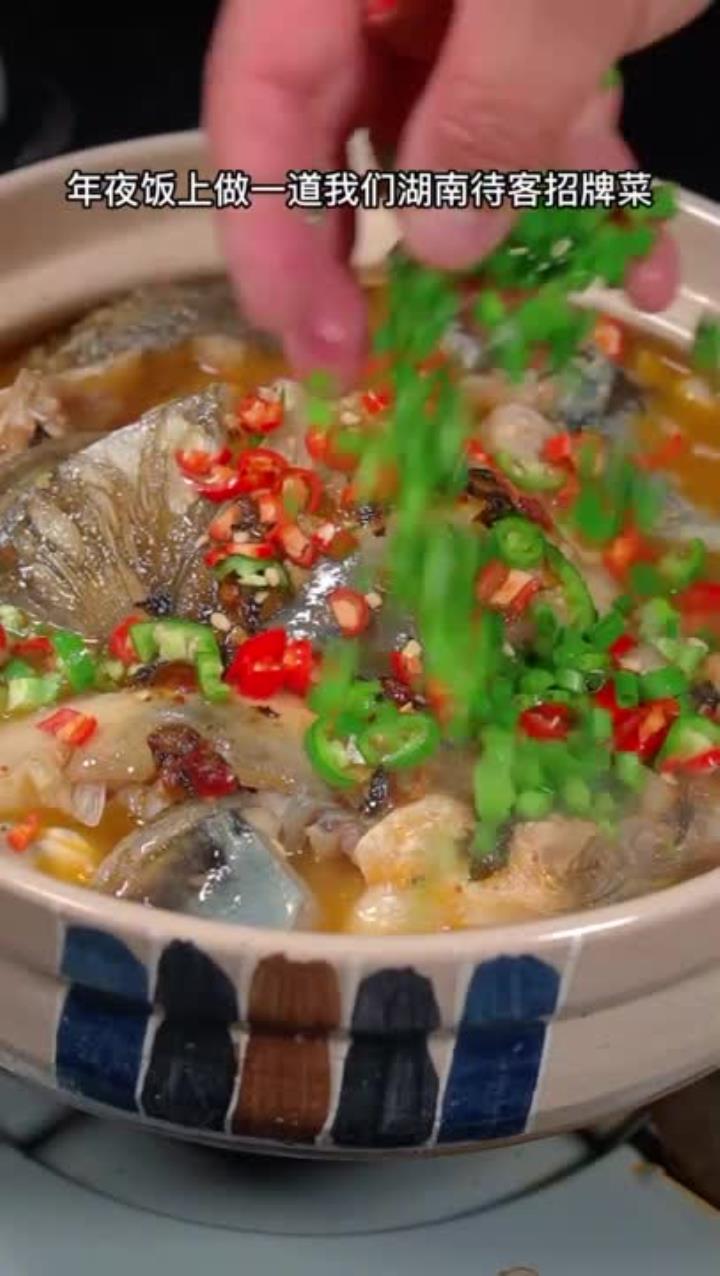 年夜饭必做湖南待客招牌菜:紫苏石锅鱼,热气腾腾!