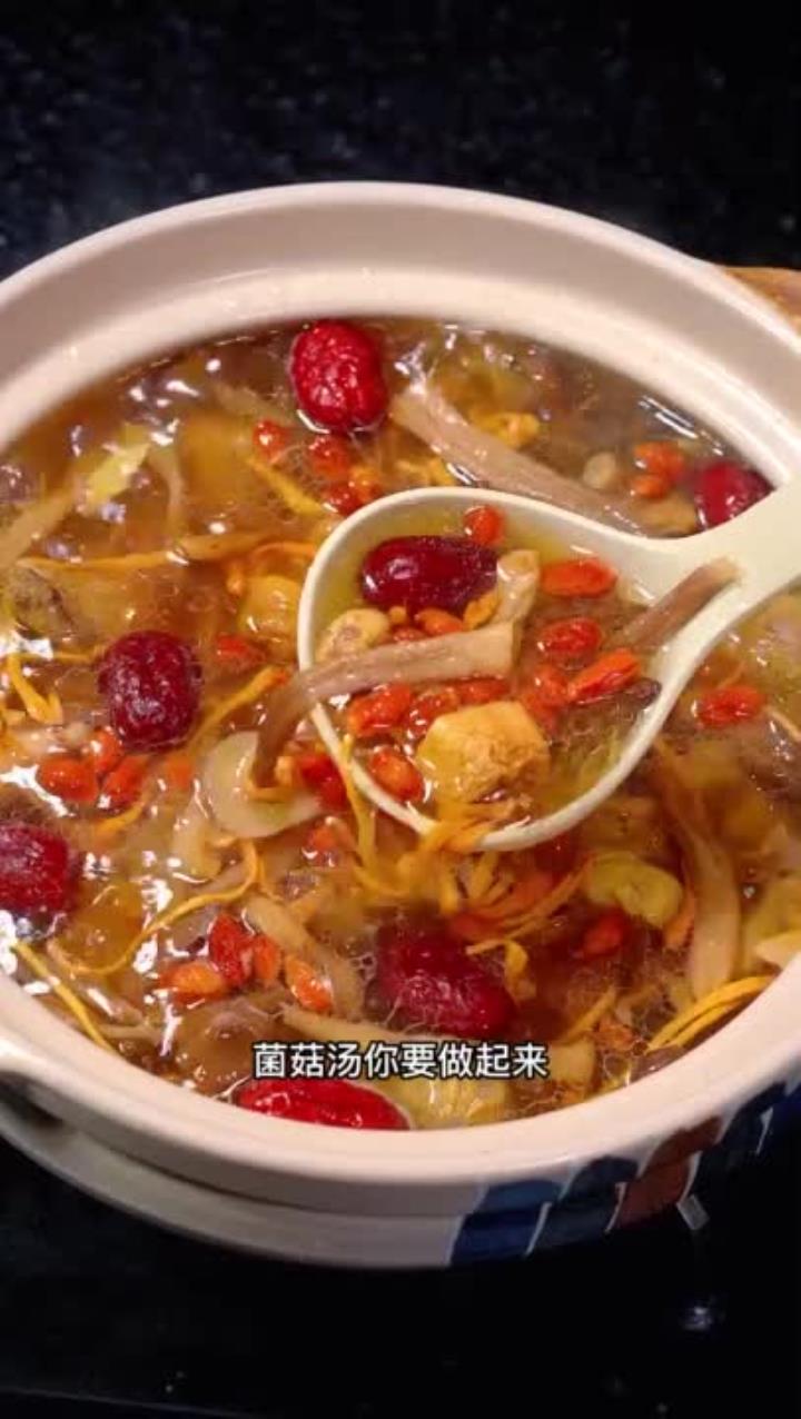 天气热,给老婆做这道汤鲜味美、做法简单的排骨菌菇汤!