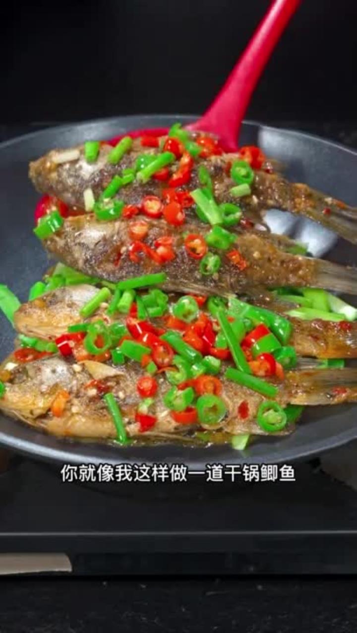 湖南湘菜馆将干锅鲫鱼做成招牌菜，香辣开胃桌桌必点！