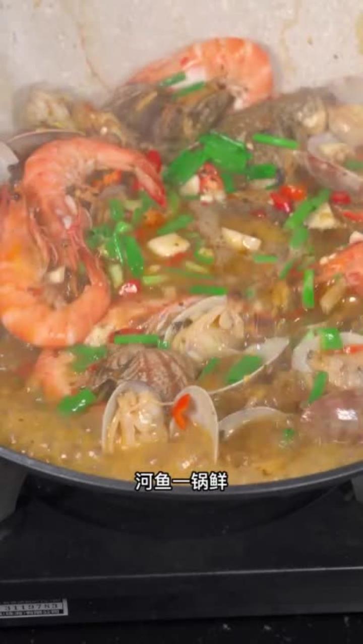 分享湖南湘菜特色菜河鱼一锅鲜做法,香辣入味下酒下饭