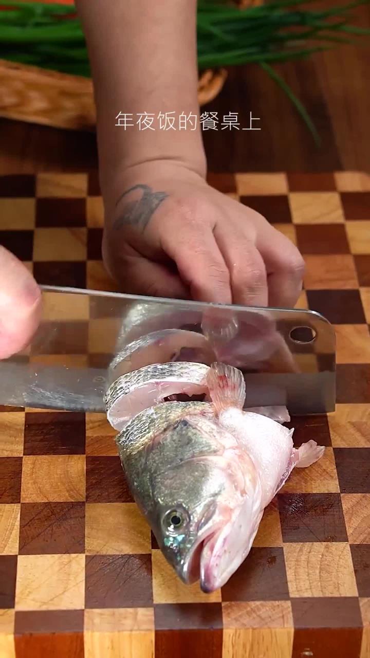 南剁椒蒸鱼做法简单又好吃,你真的要试一下!