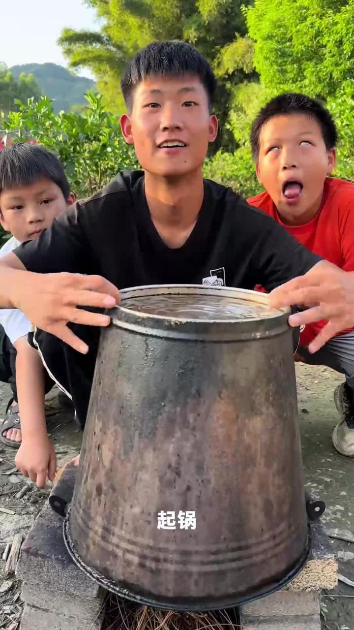 今日用铁桶烤田螺肉招待小伙伴，开心的一天结束啦