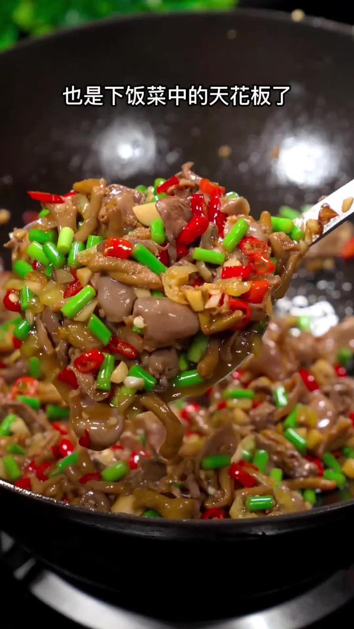 外面买的鸡杂难处理?这种个性鸡杂品质好还方便,蒜台炒鸡杂超下饭!