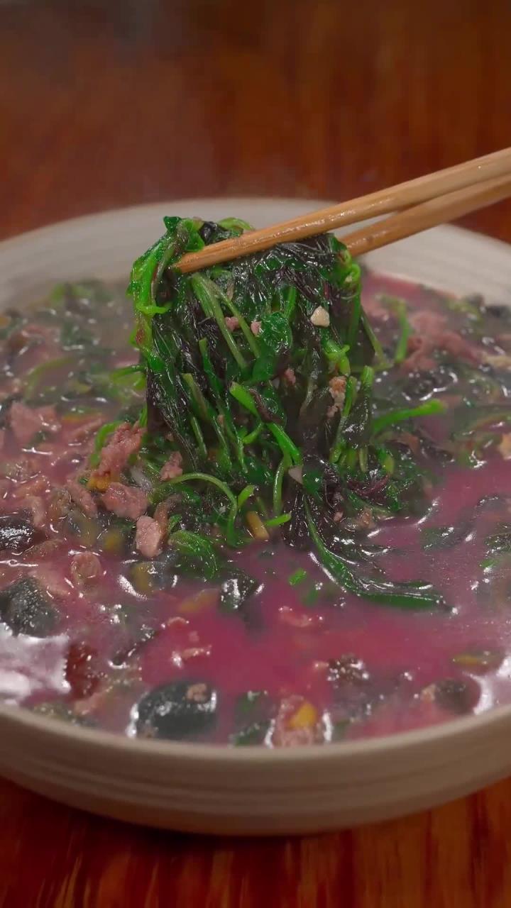 鲜鲜嫩嫩的皮蛋苋菜汤