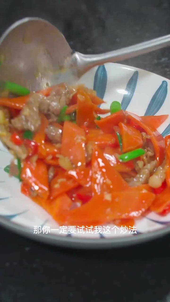 家人不爱吃胡萝卜?看看湘菜厨师是怎么炒胡萝卜炒肉片的!