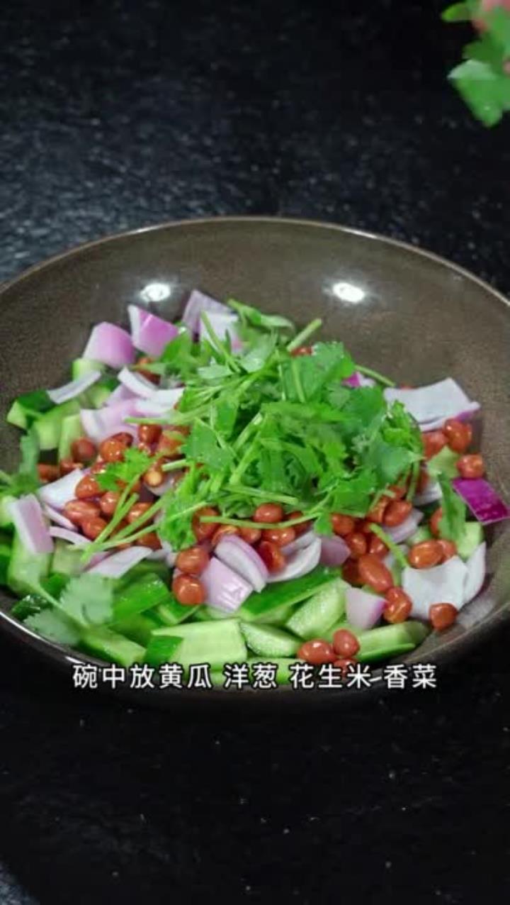 夏天餐桌必备!简单做法,让你吃上清脆爽口的凉拌黄瓜