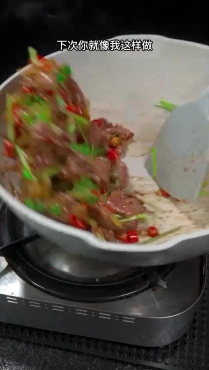 湖南湘菜小炒牛肉做法,炒出香辣开胃、嫩滑不柴的下饭好菜