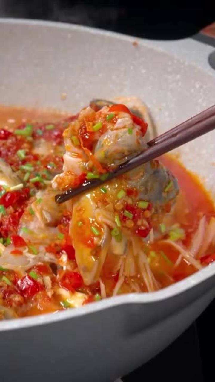 分享家庭版湘菜剁椒鱼头做法,香辣开胃、肉嫩味美!