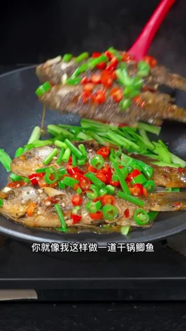 湖南湘菜馆将干锅鲫鱼做成招牌菜，香辣开胃桌桌必点！