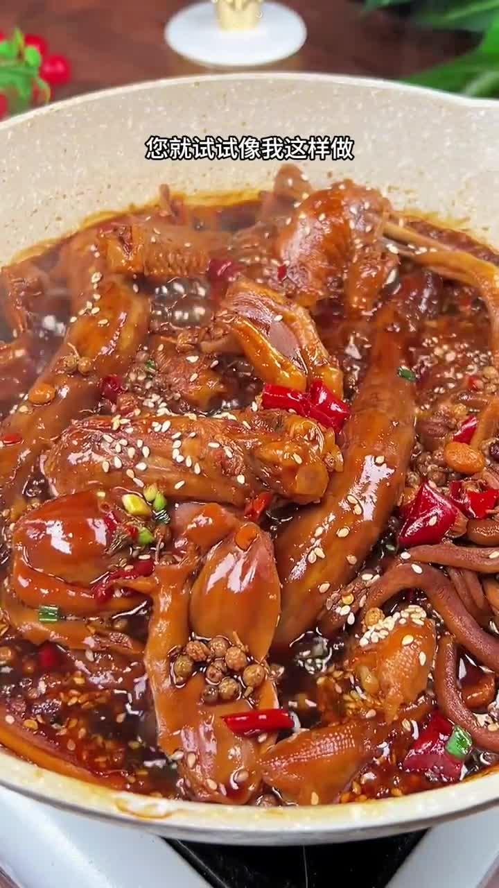 下次想吃周黑鸭了，您就试试像我这样做，做法简单，香甜麻辣，比外面买的还好吃