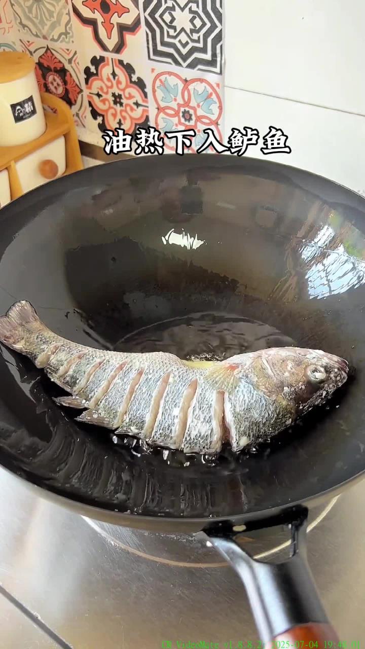 蒜香烤鱼 家里来客人的时候，你就试试像我这样做一道蒜香烤鱼，做法简单，味道比烤鱼