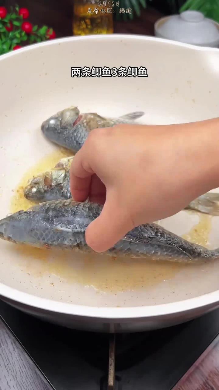 鲫鱼汤 鲫鱼汤的新做法，汤色浓白，鲜美好喝