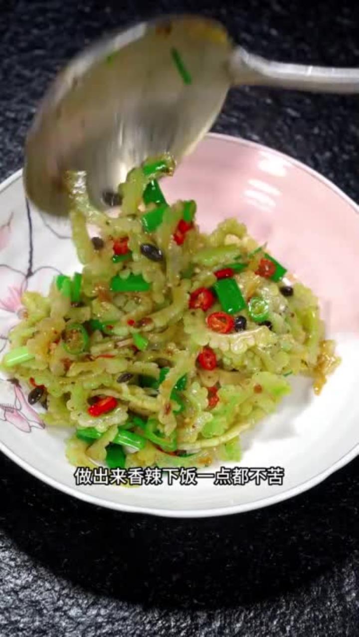 分享湖南湘菜馆特色紫苏苦瓜做法，香辣下饭不苦！