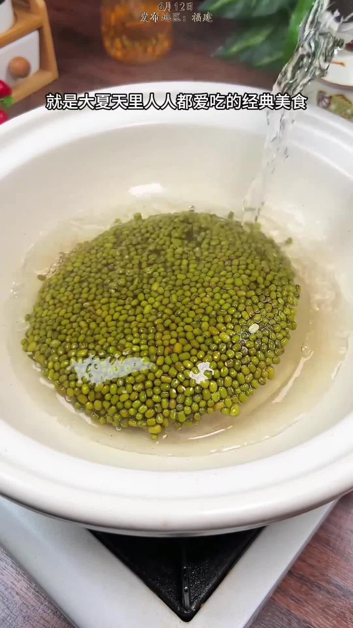 绿豆西米露 把绿豆冰一下，出锅就是夏天人人都爱喝的美食，做法简单，比奶茶还好喝