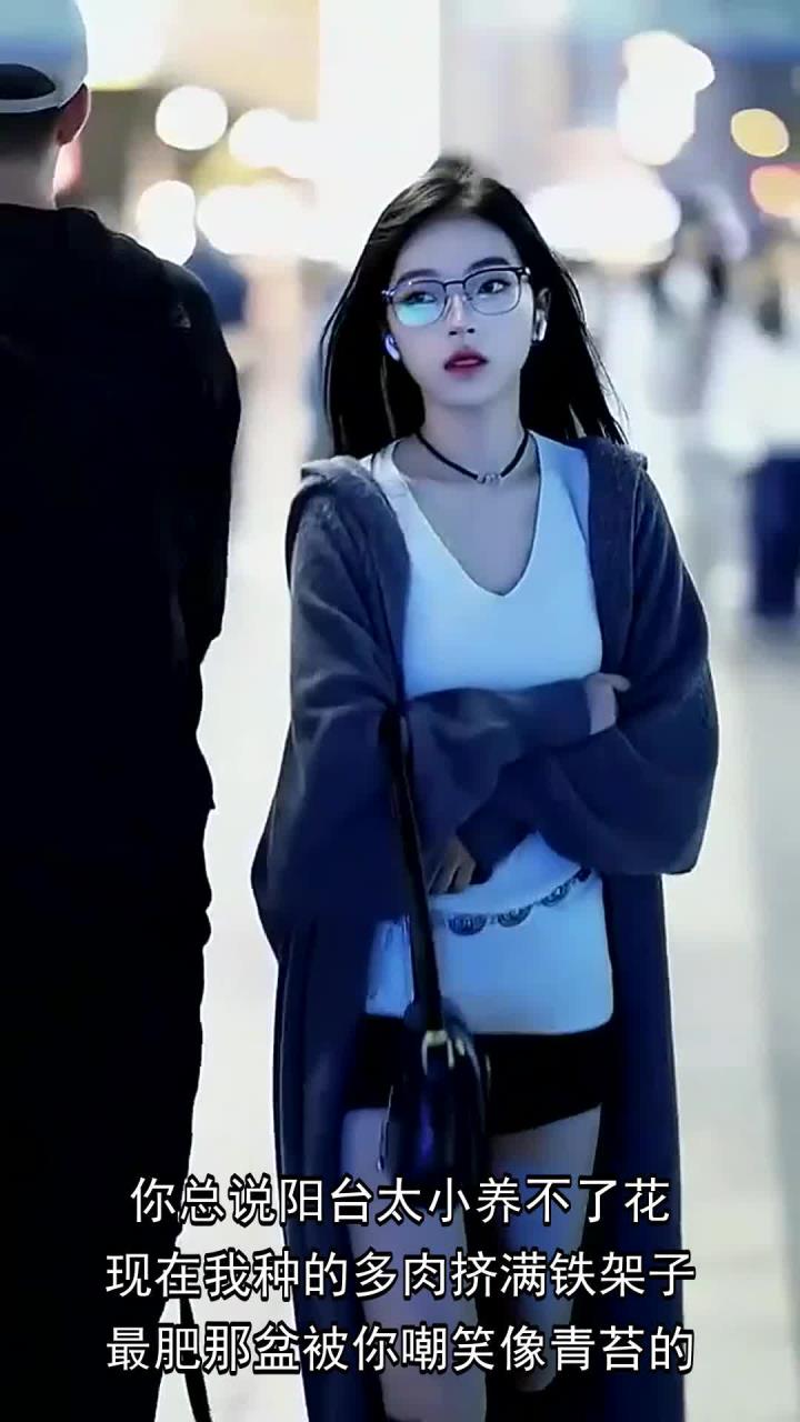 你总说阳台太小养不了花,现在我种的多肉挤满铁架子