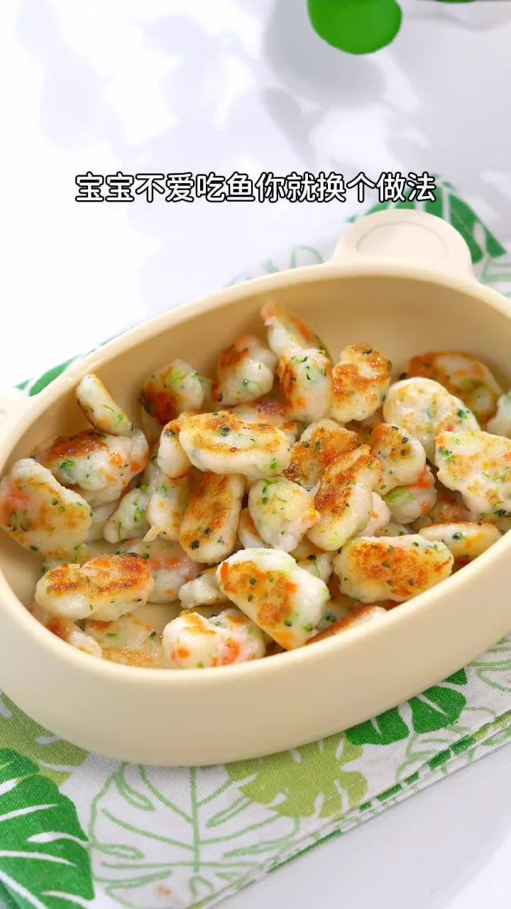 怎么给宝宝吃鱼呢，做成这样一口一个的鳕鱼酥宝宝可喜欢啦，做法也很简单