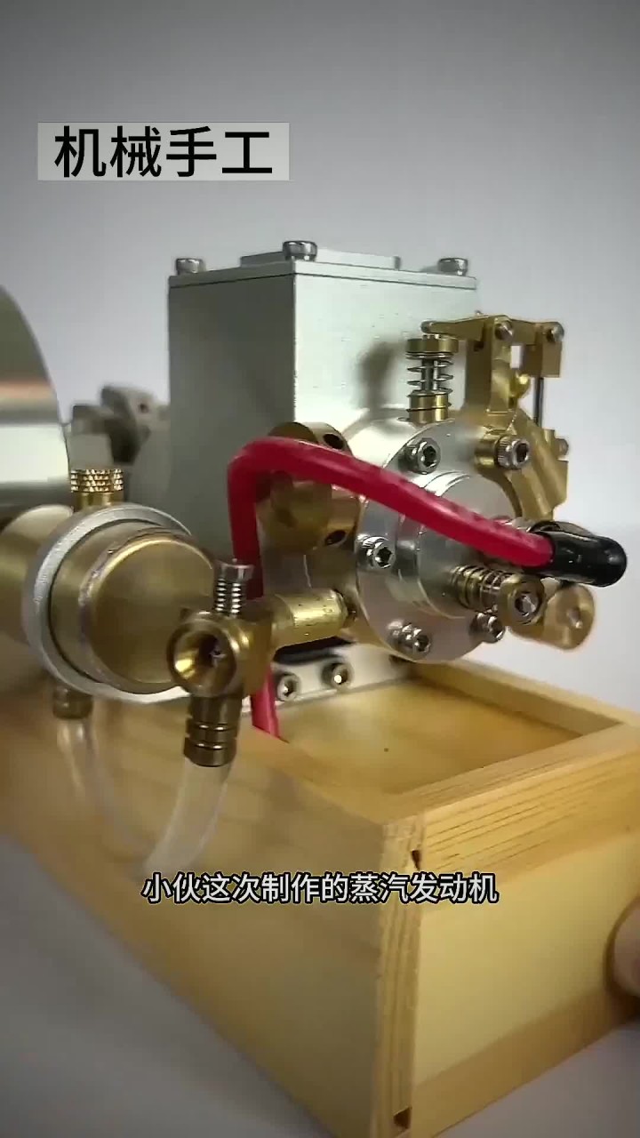 太厉害了,小伙制作的蒸汽发动机,酒精和柴油都可以带动