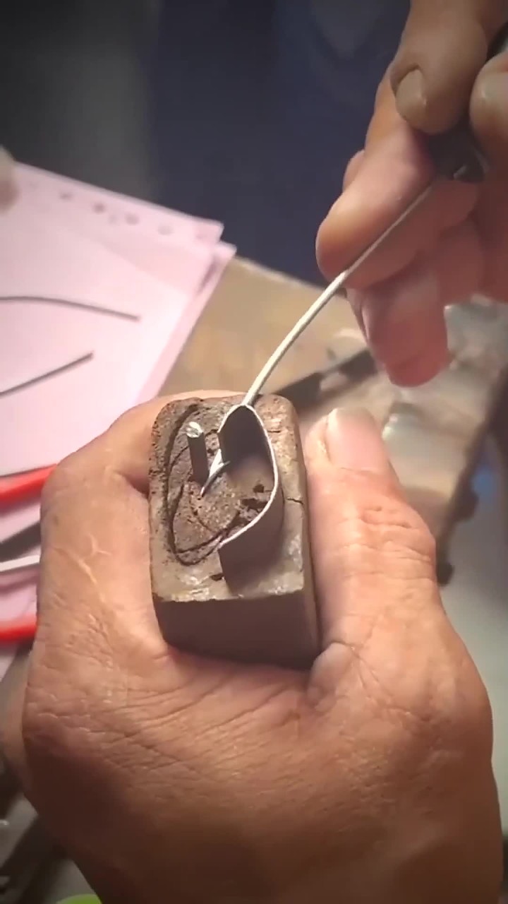 如何用废弃的钢针,徒手弯折出一个恐怖的鲨鱼钩?