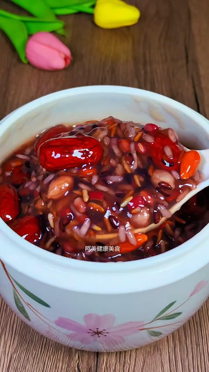 紫薯银耳熬甜粥，喝着像吃糖水罐头