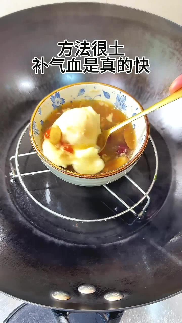 女生气血足了,脸色自然就红润了,早上喝一碗黄芪红糖蒸蛋,暖心又暖胃