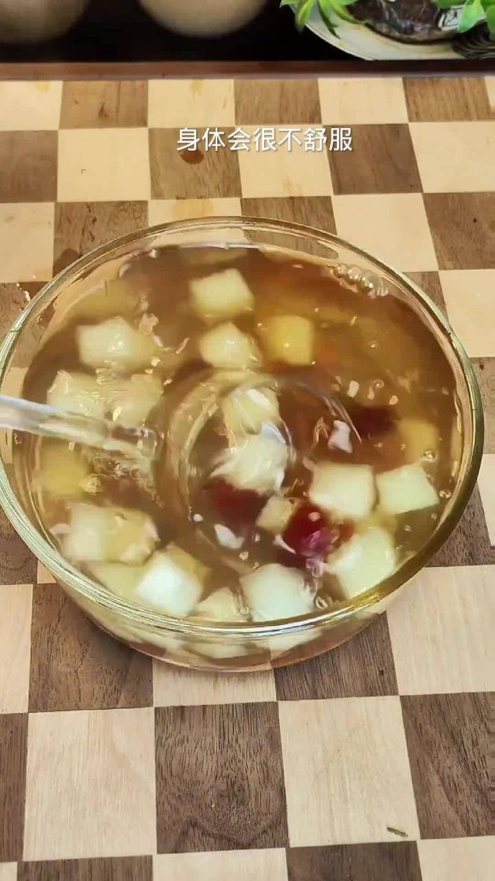 雪梨萝卜红枣汤 气温下降天气寒冷,身体会很不舒服,今天分享一款雪梨萝卜红枣汤!