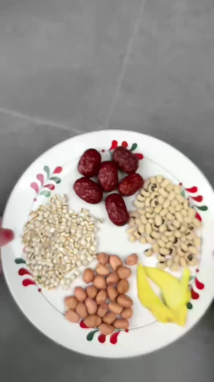 想皮肤气色好的,不要错过这款眉豆花生鸡脚汤啦。这款汤超滋润,鸡爪软软糯糯,眉豆花