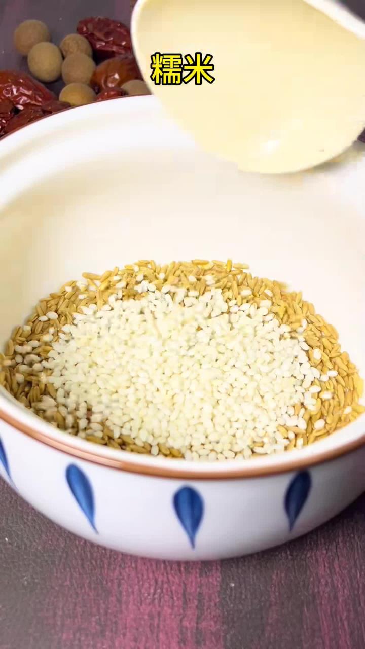 燕麦 香蕉 牛奶，打成奶昔粥，绵密香甜像喝甜品～