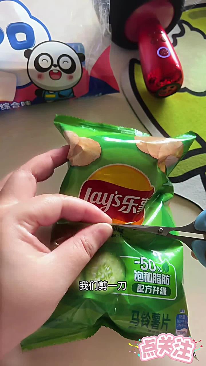 这样吃薯片,不脏手