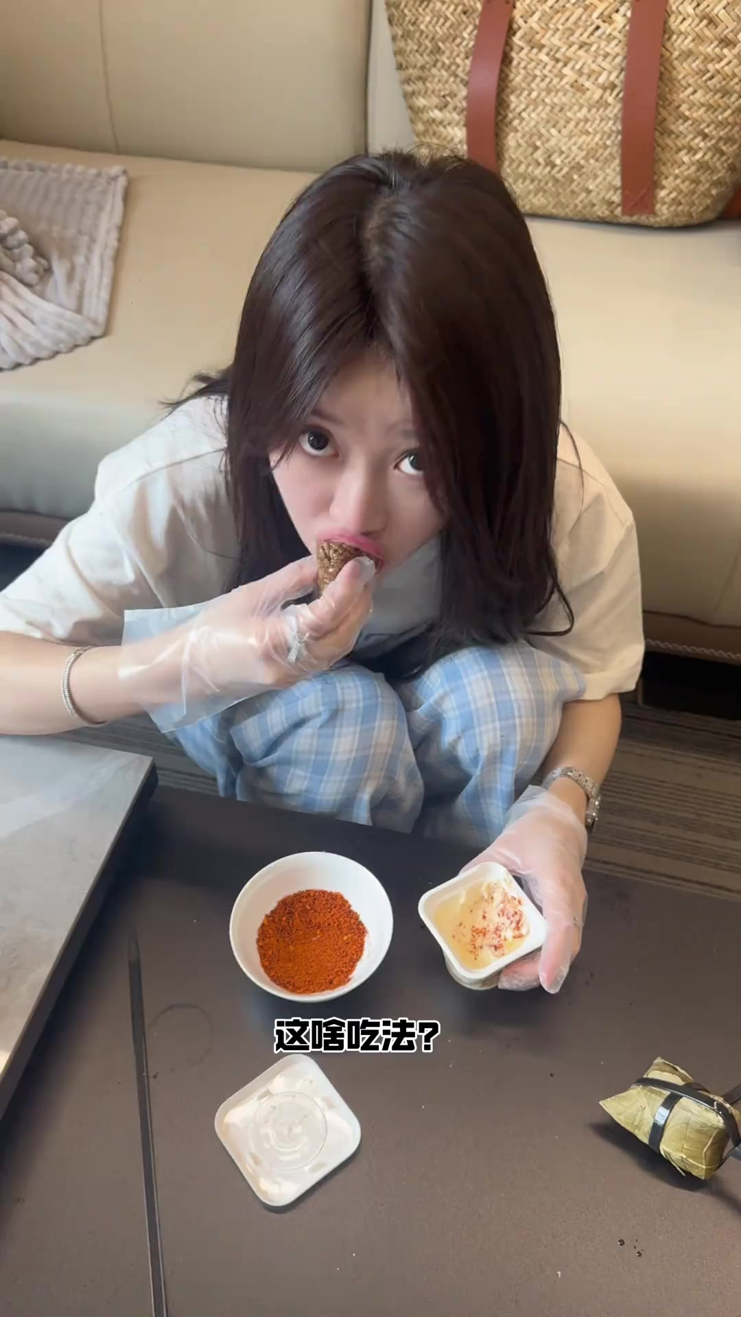 蘸辣椒粉和芝士酸奶拌再一次，粘粽子吃！你们试试！甜辣的 嘎嘎