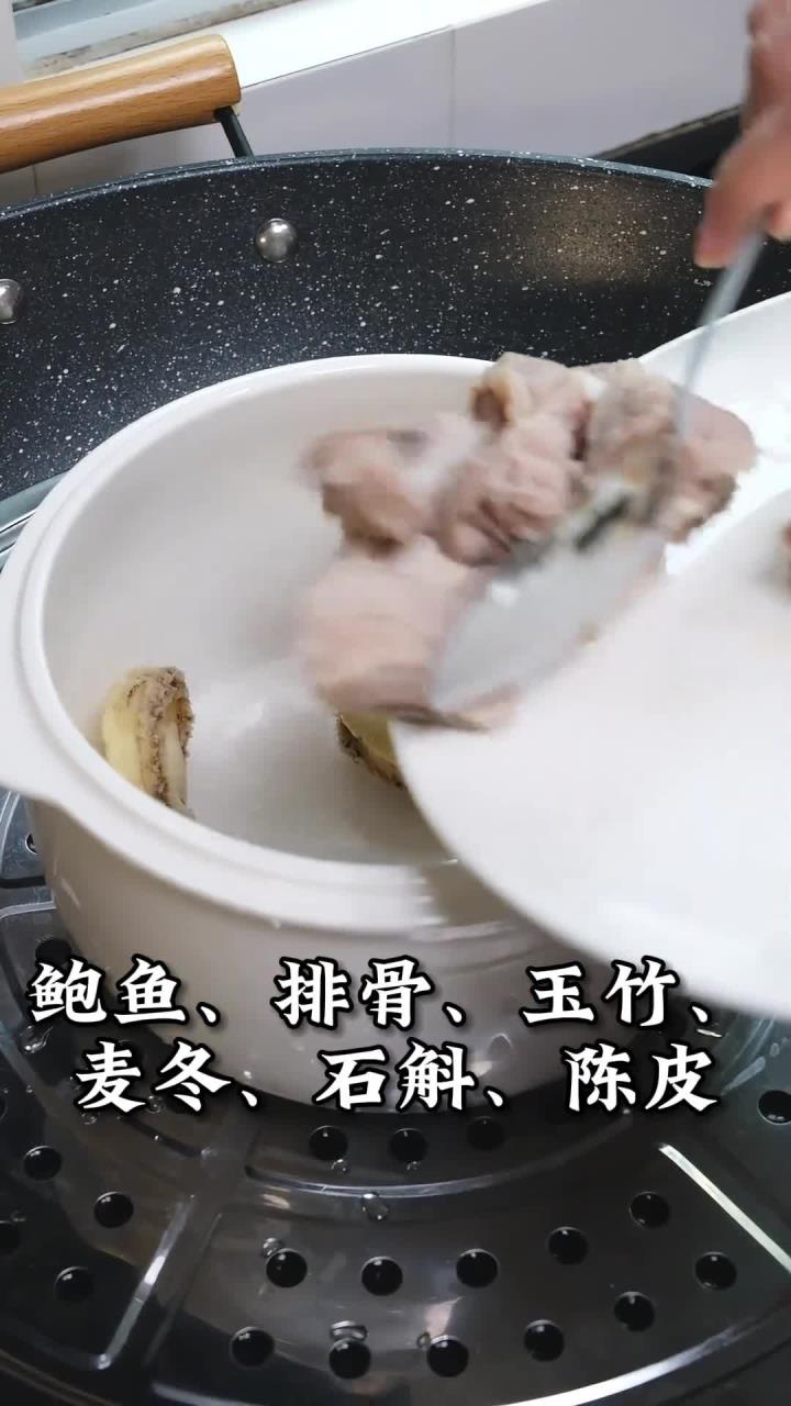 石斛麦冬汤:可以缓解心烦气躁、失眠、润肺止咳、保护肠胃失眠 润肺止咳 为你煲汤 鲍