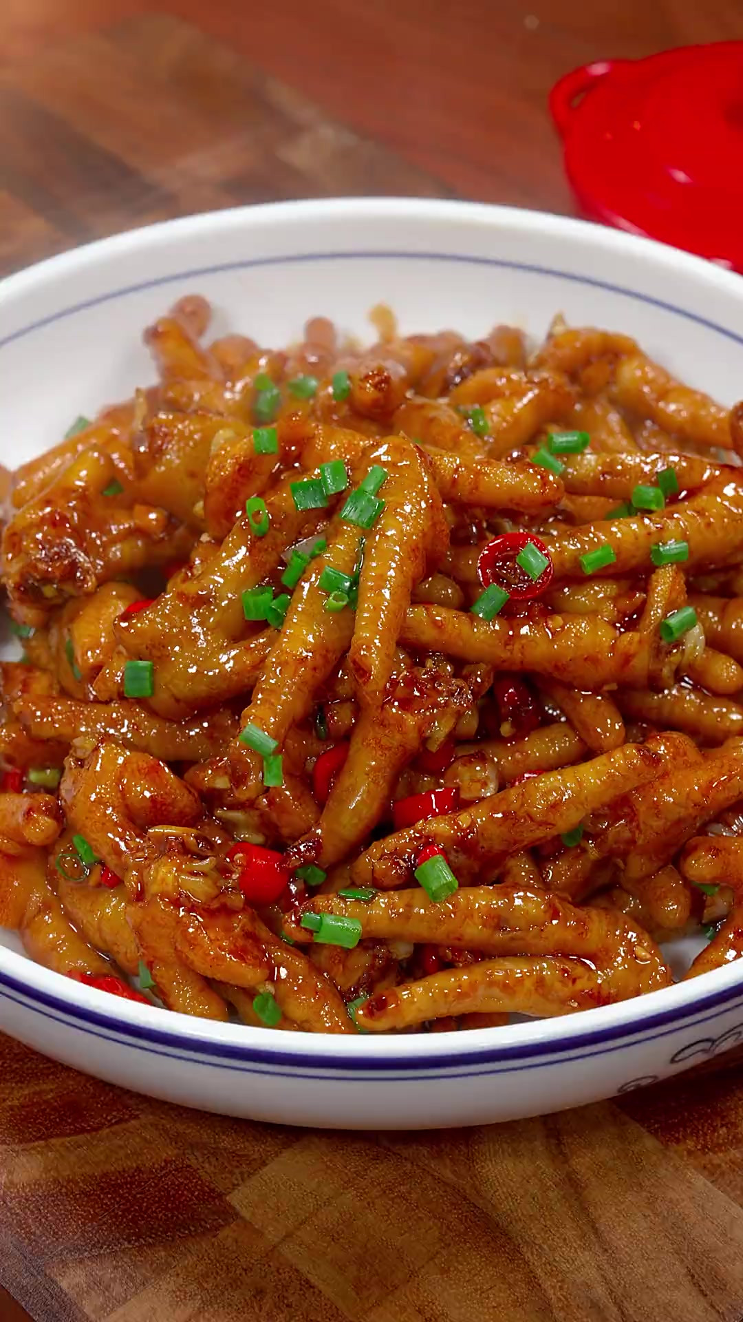 不知道吃什么的时候,一定要试试这道蒜香鸡爪。香辣入味软烂脱骨