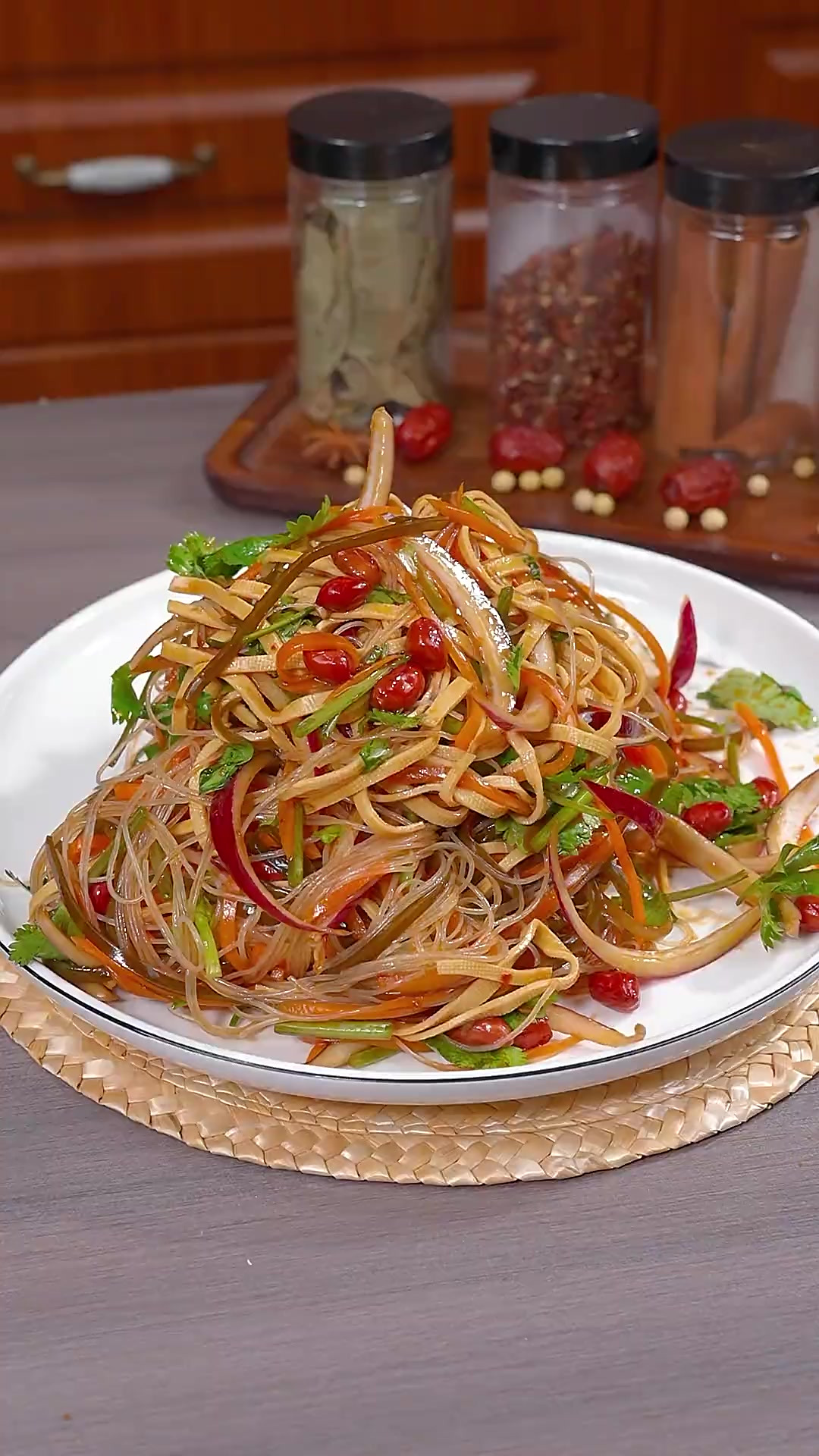 过年餐桌上不能全是大鱼大肉，你就像我这样做个凉拌素拼，清爽解