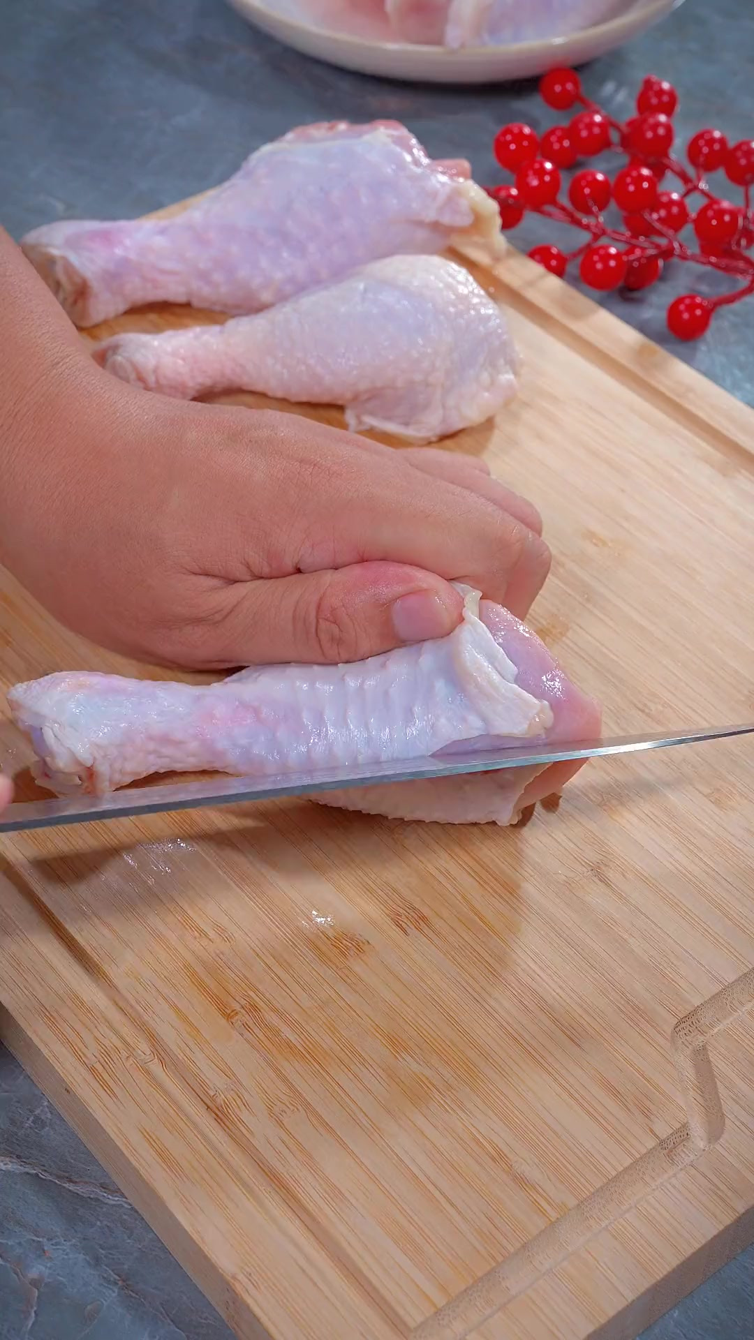 以后鸡腿买回来，你就像我这样做个尖椒鸡丁，做法简单，特别好吃