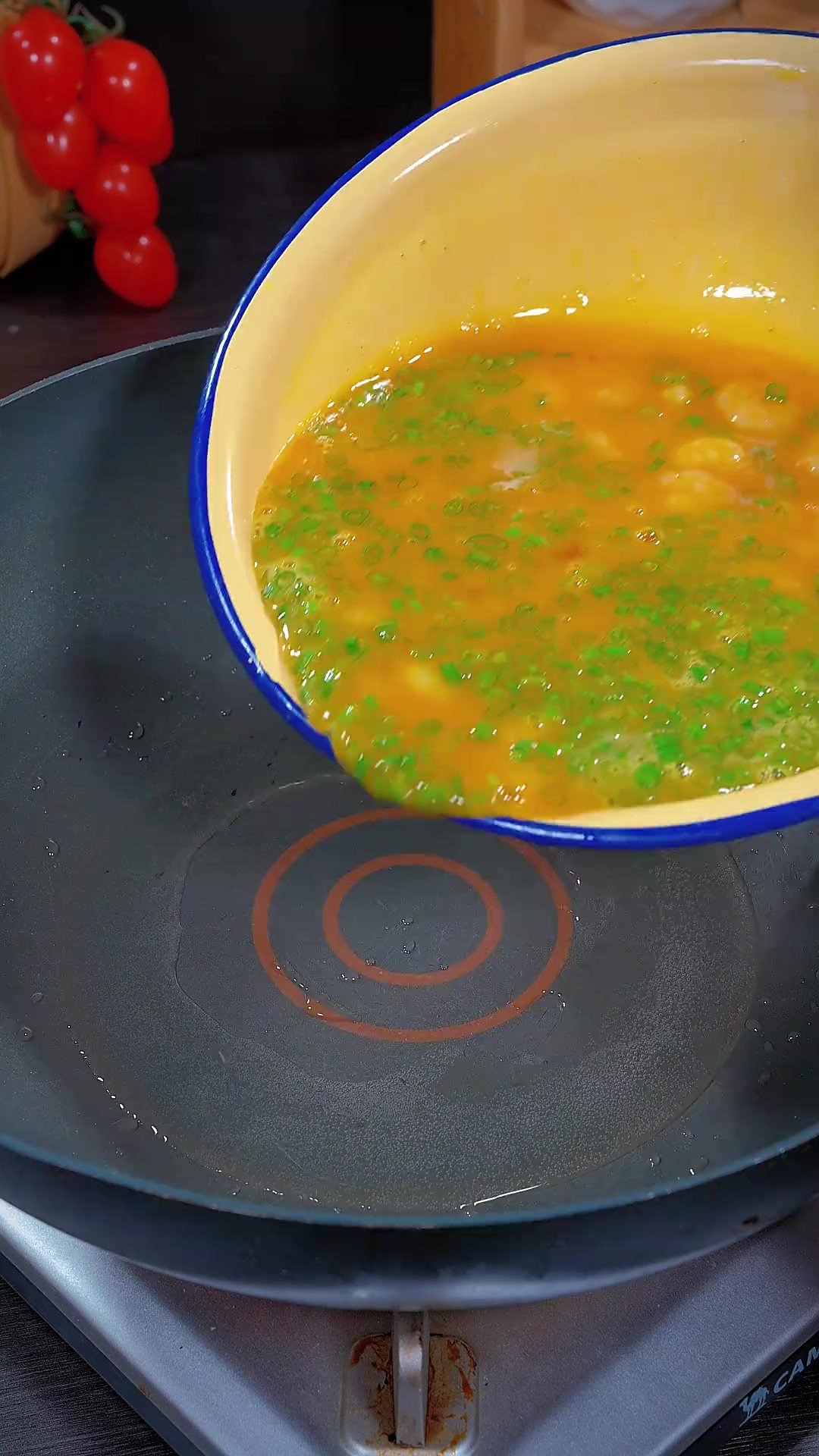 这个是港式茶餐厅的招牌菜河虾仁抱蛋，嫩滑鲜香，河虾仁Q弹爽口