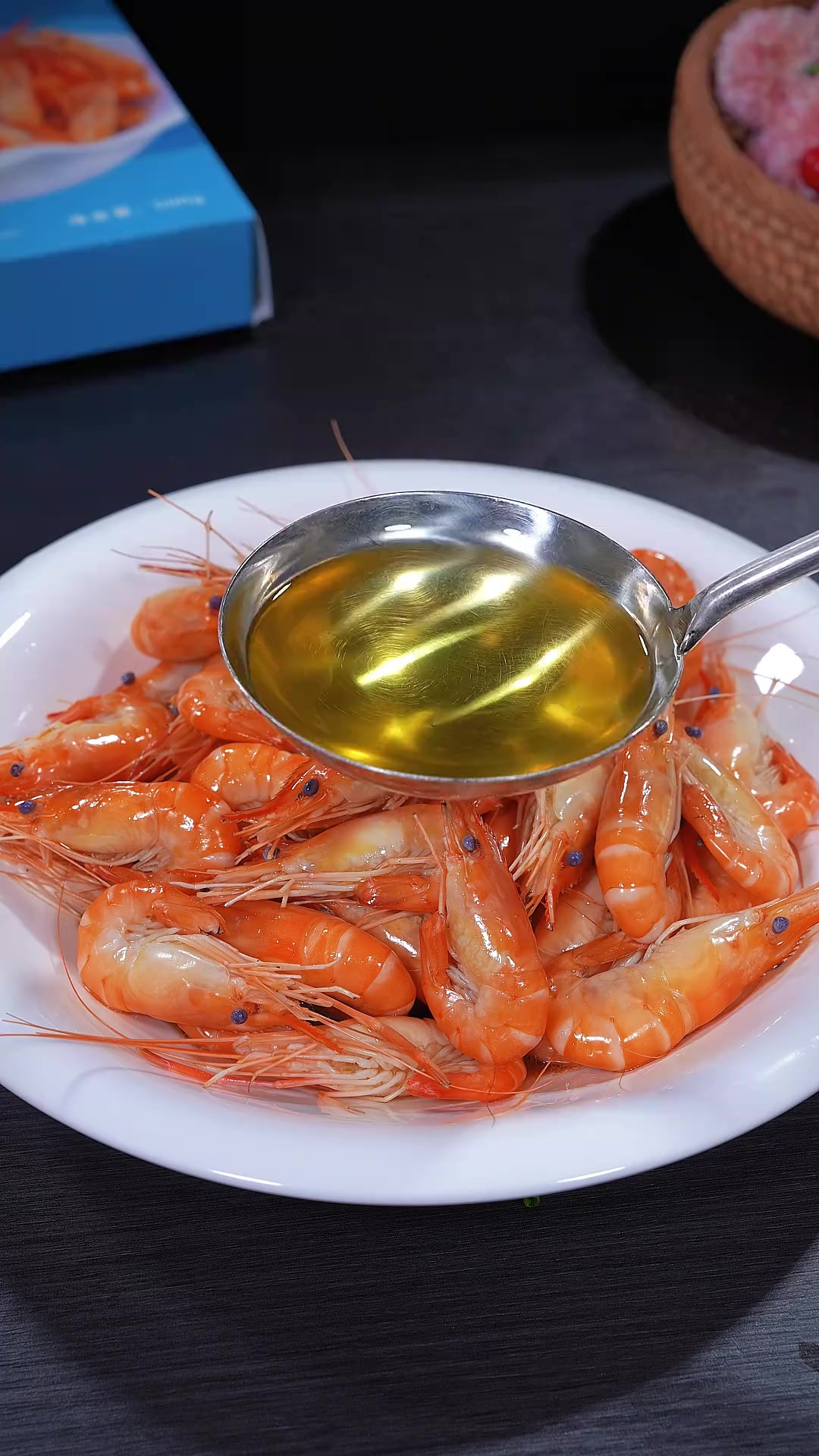 我觉得河虾好吃的做法那就是葱油，既保留了河虾的鲜美营养，吃起