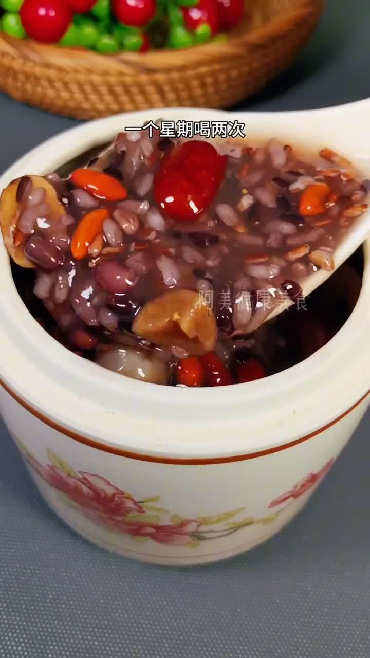 熬夜后没精神？莲子百合粥喝回元气