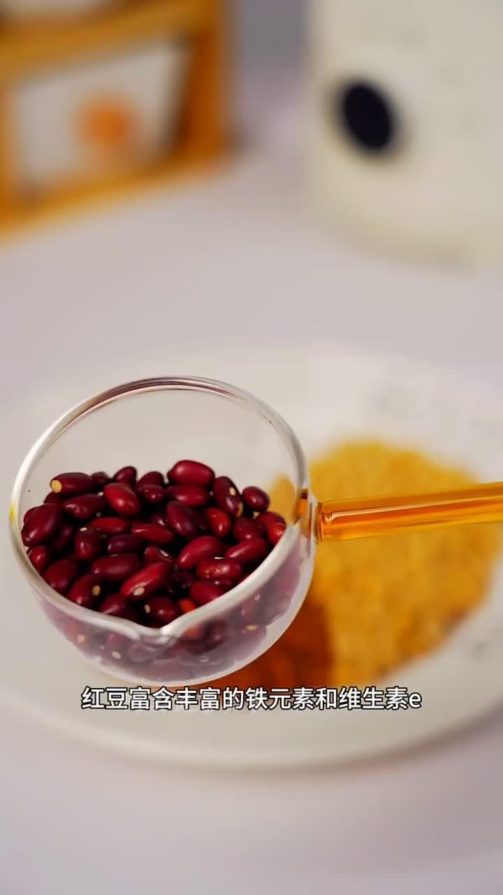 百合粥煮得白白，看着就有食欲