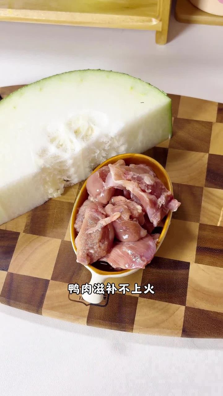 冬瓜鸭肉汤，鸭肉性凉滋阴，冬瓜利水祛湿，正好化解小满后湿热困脾的问题