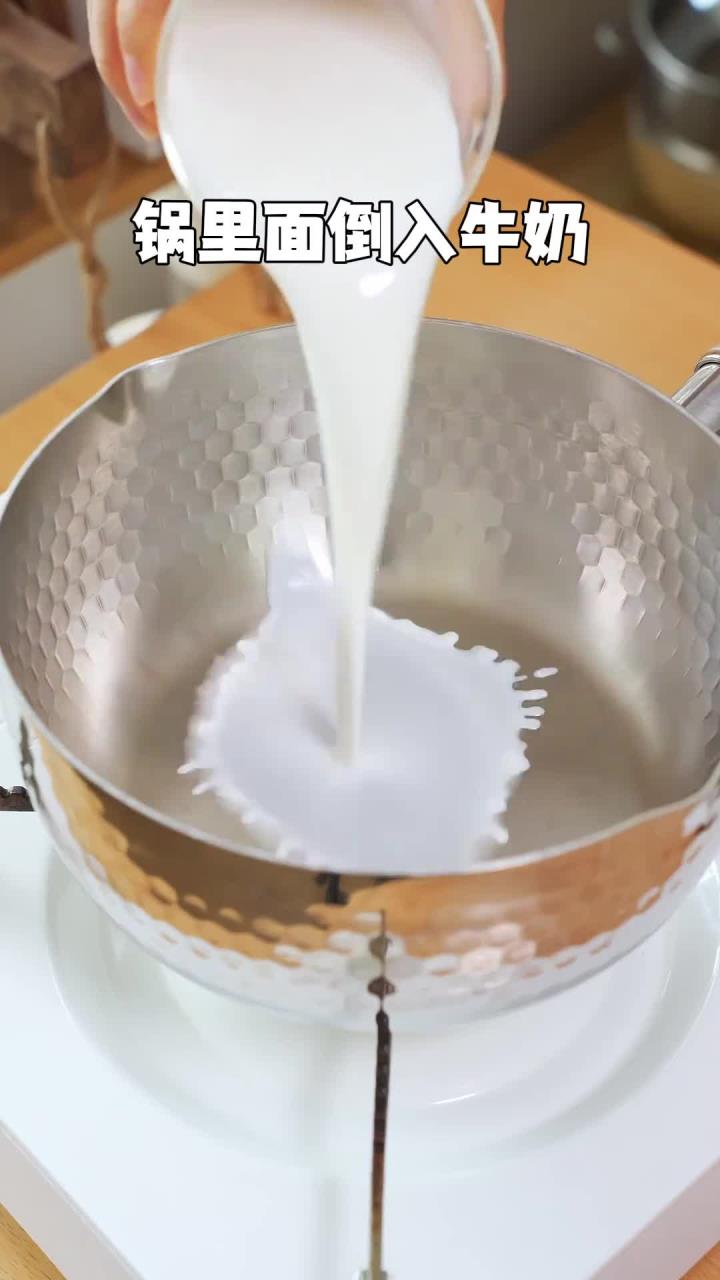 牛奶鸡蛋燕麦粥，这个可太适合做早餐了！奶香十足又软糯，几分钟就搞定