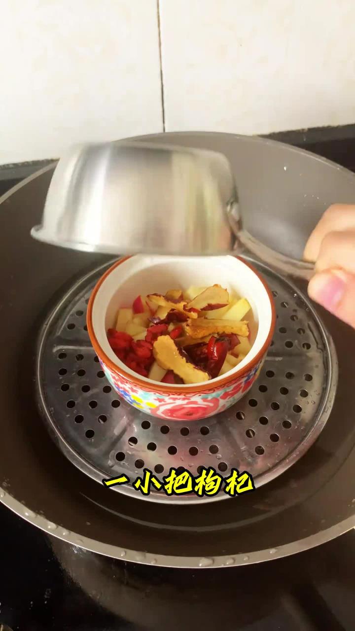 用苹果红枣枸杞红糖醪糟来做暖宫汤，暖宫又暖胃