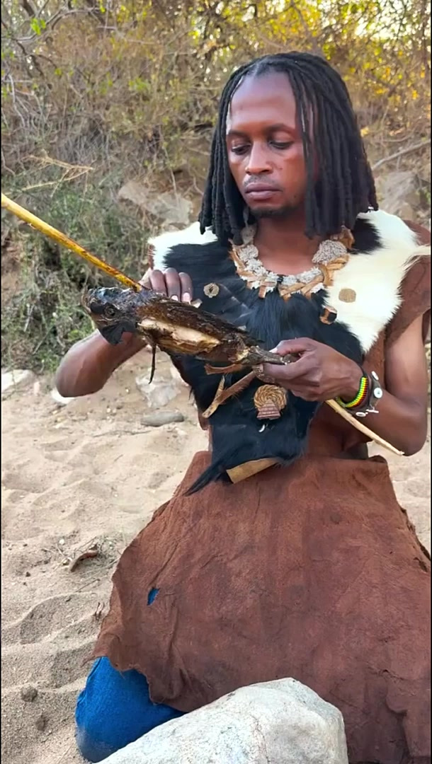 野外烤鱼香喷喷?树枝当筷,口下去绝了!