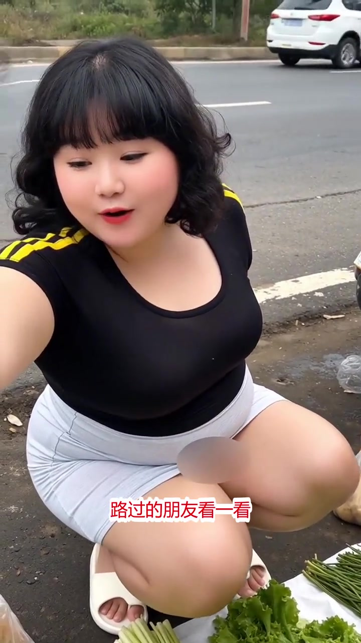 路边卖菜有风险?新鲜蔬菜便宜卖,路过别错过!