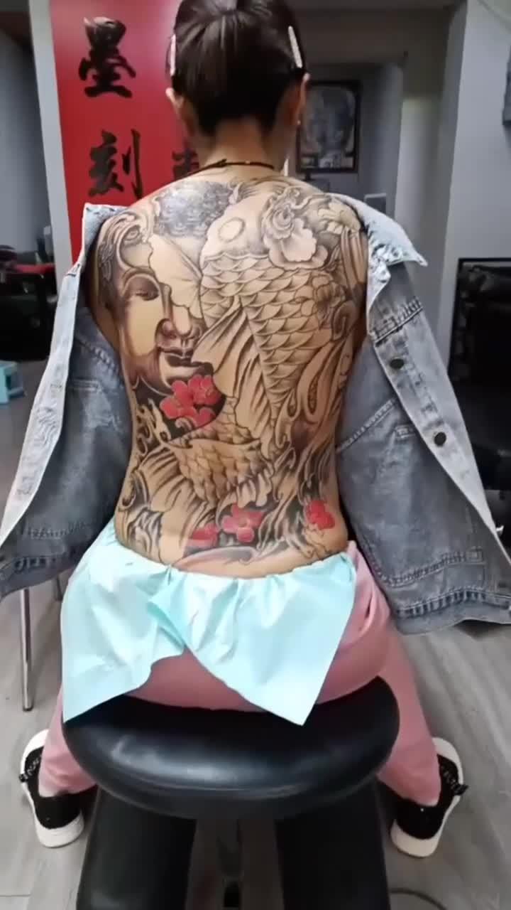 妹子满背大鲤鱼，一般人不敢娶回家