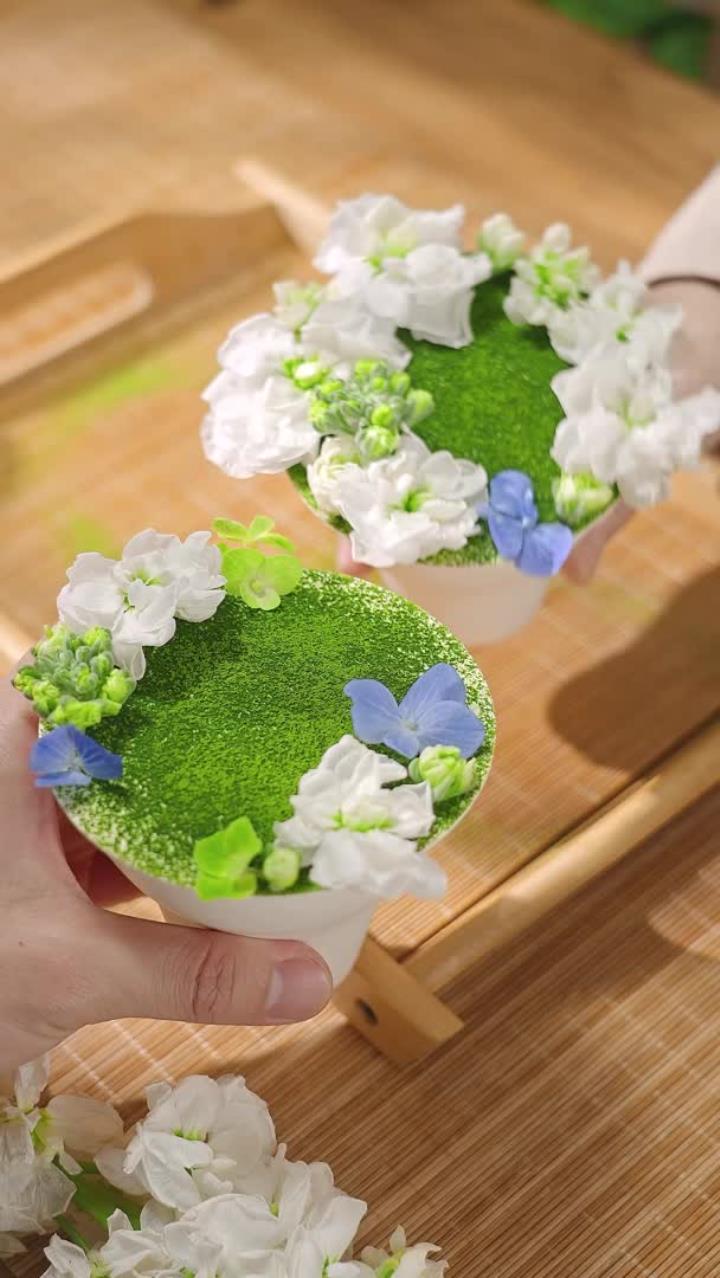手捧一杯春天｜抹茶花园蛋糕 先轻嗅表面绽放的鲜花，让鼻腔浸满山野气息。再轻抿一口