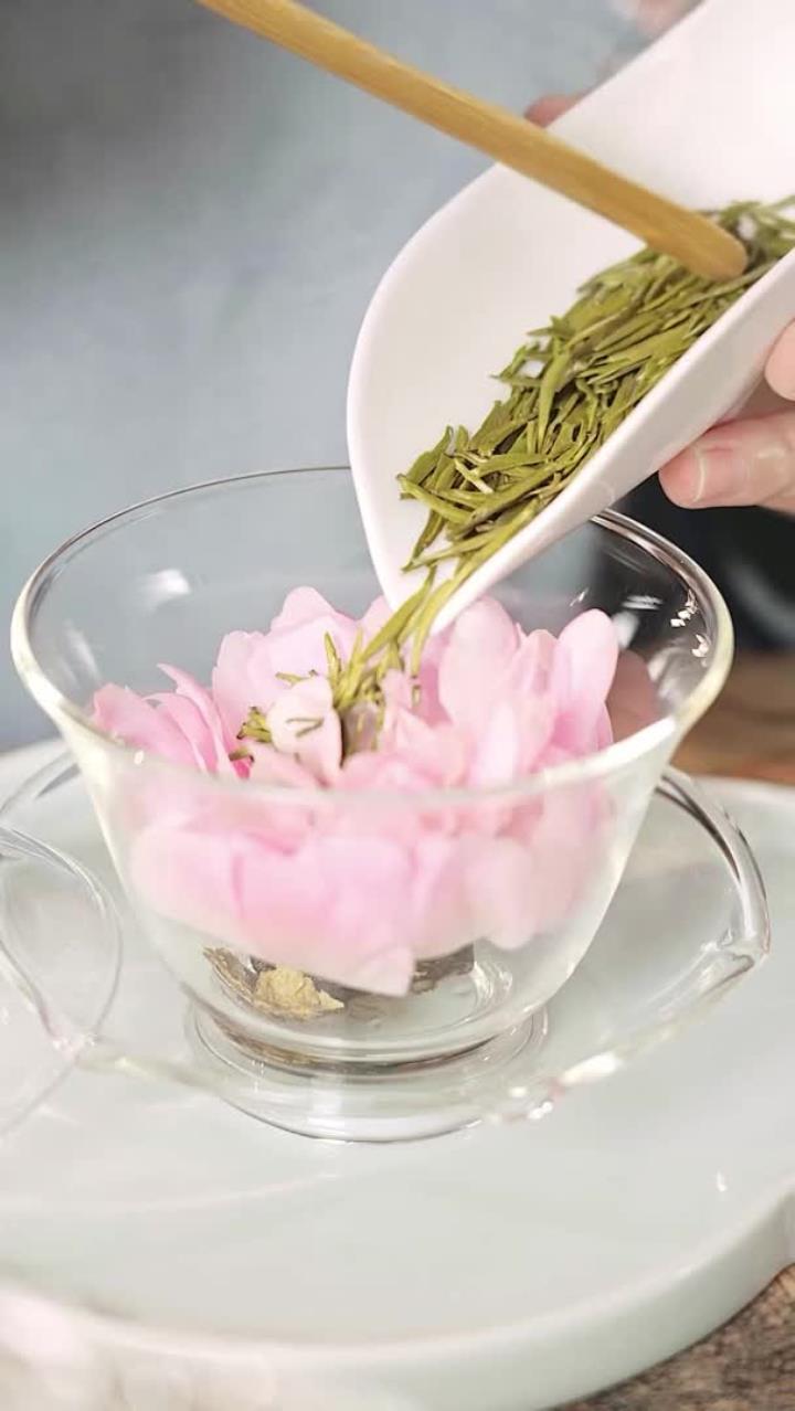 芍药承春宠,何曾羡牡丹。花馔,古代素菜的一个部分,即用四时花卉做成菜肴或点心