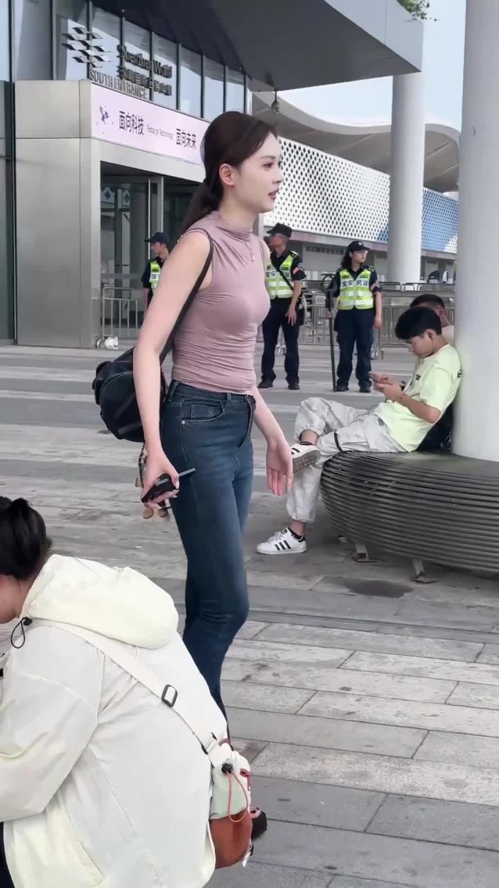 漂亮美女的肚子上也是有赘肉的,肉乎乎的好可爱,再胖点就完美了