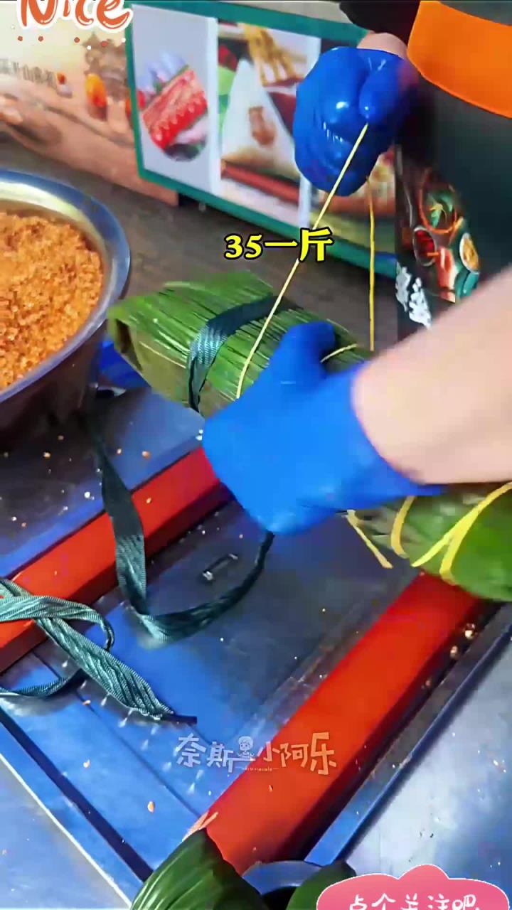 成都街头超级大肉粽,135元一个,咸的外地小伙没吃过