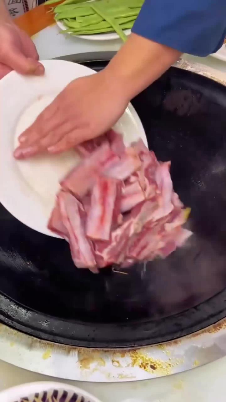 寒冷的冬天,最适合和朋友一起吃铁锅炖大鱼