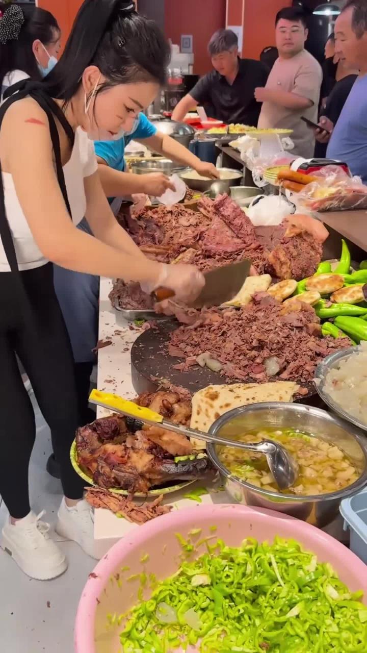 河北任丘美食“驴肉卷饼”,真不愧是天上龙肉地上驴肉