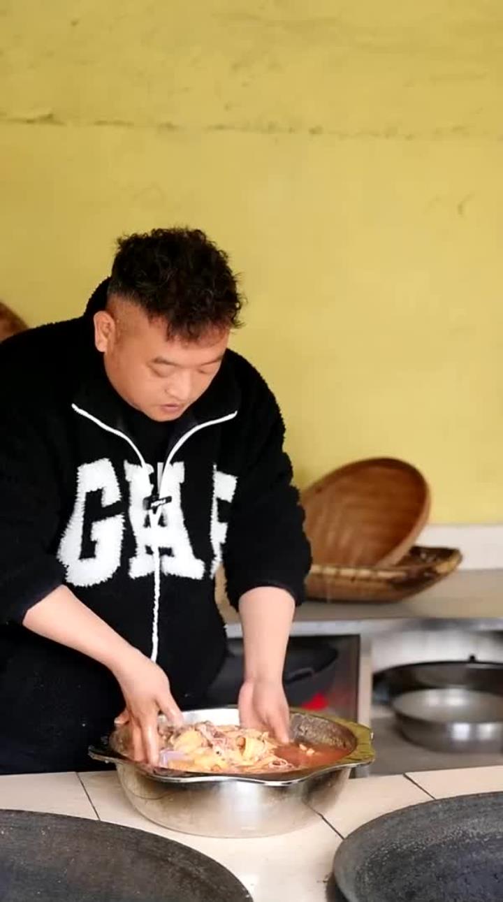吊锅鸡反重力真相，不是为了耍帅锅离火塘20cm的黄金距离，才是鸡肉外焦里嫩的终极答案
